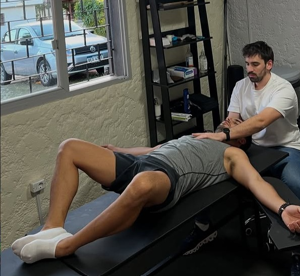 Sesión de terapia manual personalizada en Proactive Fisioterapia